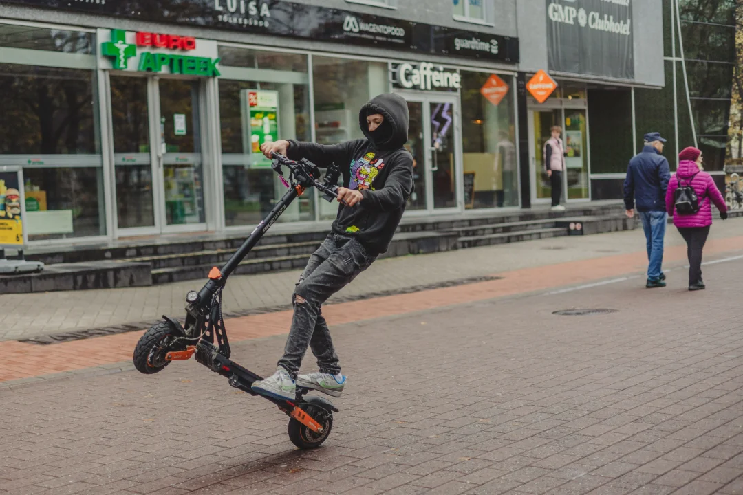 Tallinnas konfiskeeritud elektritõukeratas ehmatas ema tehniliste näitajatega