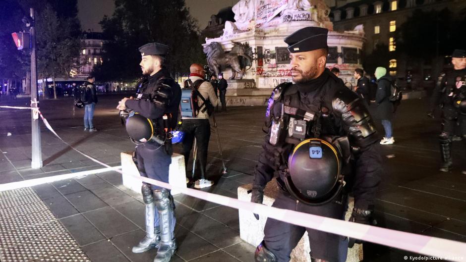 Pariis keelas meeleavaldused Élysée palee, Bastille' ja Louvre'i piirkonnas