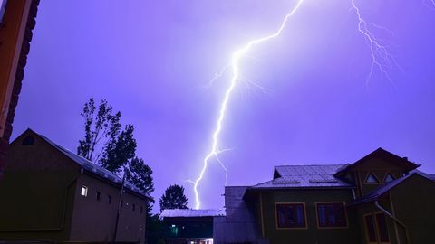 Äikeseoht Eesti kohal: Lääne-Eestis juba keskpäevast, Ida-Eestis pärastlõunal