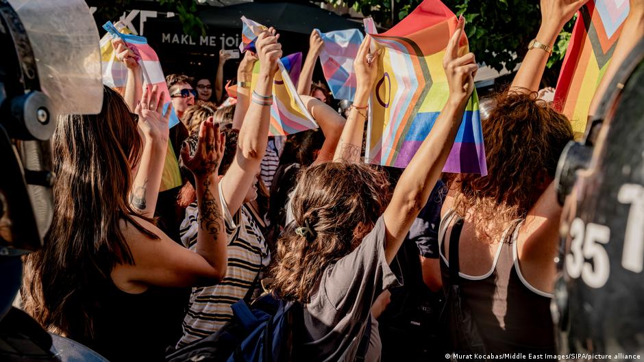 Türgis ja Serbias hoogustuvad rünnakud LGBTQ+ kogukondade vastu