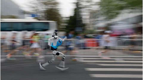 Humanoidrobot ületas inimeste maailmarekordi poolmaratonis Pekingis