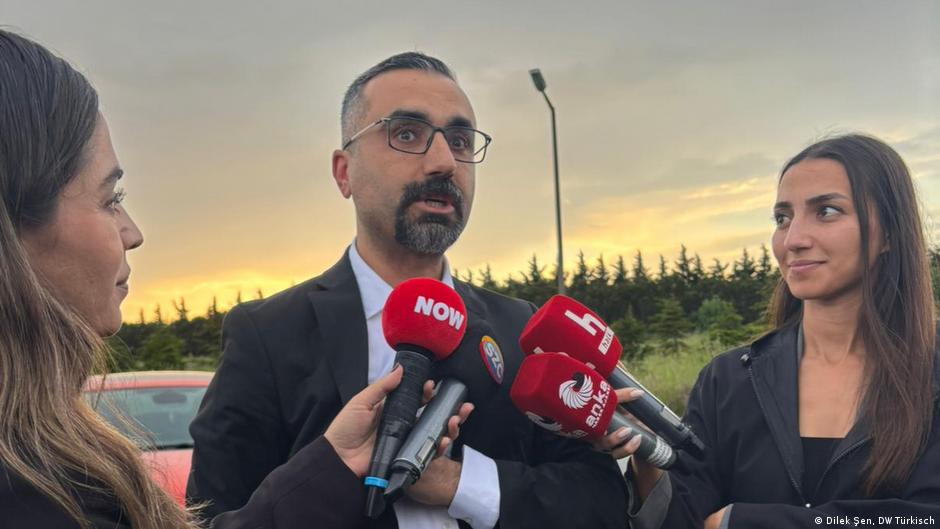 Ankaras vabastati kohtu järelevalve alla Deutsche Welle ajakirjanik Alican Uludag
