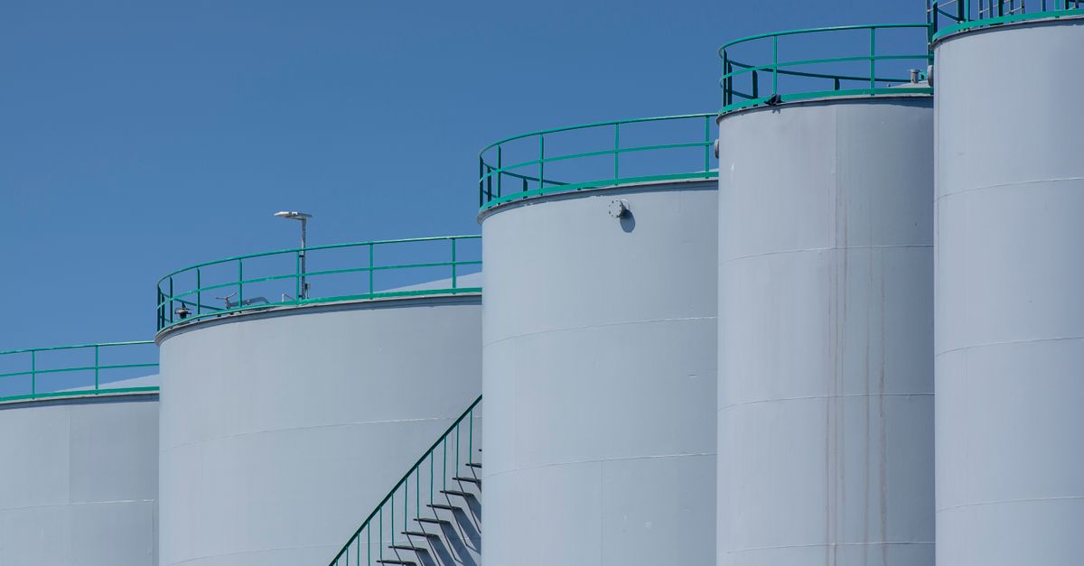 Глобальные запасы нефти упали на рекордный объем