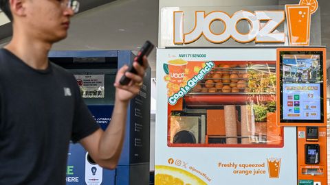 Singapuri: Noor prantslane kannustab kohtusse apelsinimaagiautomaadi löömise eest
