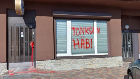 Arst rünnas kennelliidu kontorit graffitiga