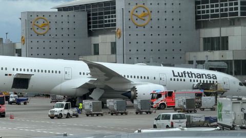 Lufthansa Dreamliner's cockpit collapsed at Frankfurt airport, multiple people injured