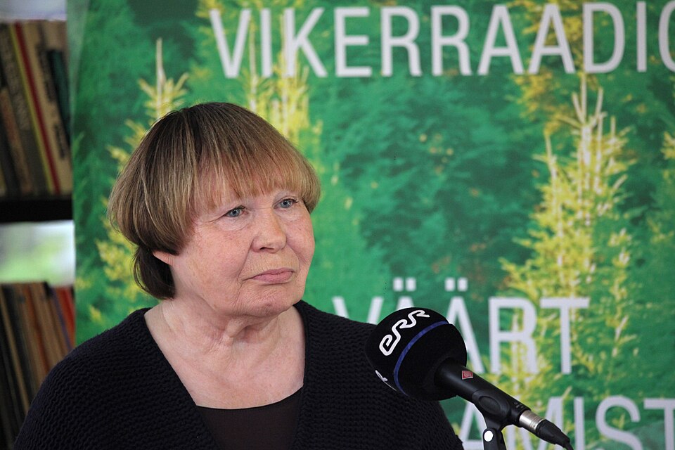 Eesti Muusika- ja Teatriakadeemia õpilane esitab Viivi Luige luuletust