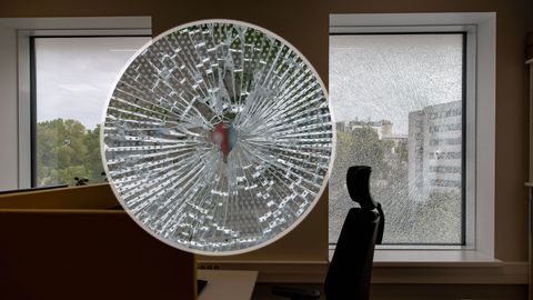 Tallinn's super-ministry building mystery: bullet hole in window remains unsolved