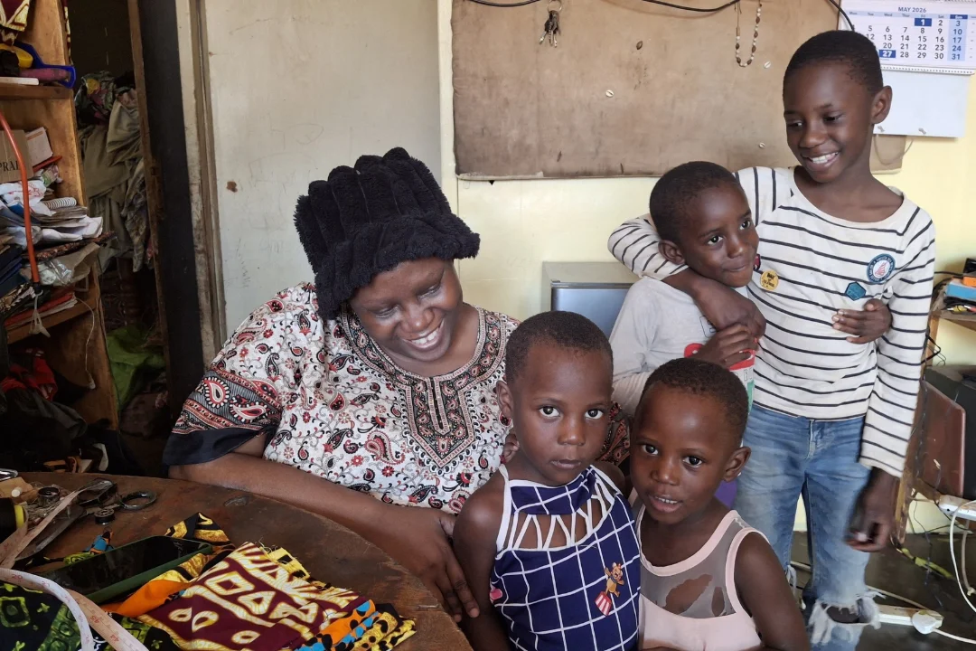 Eesti organisatsioon Mondo aitab Ugandas ratastoolis õmblejat ja korvipunujaid
