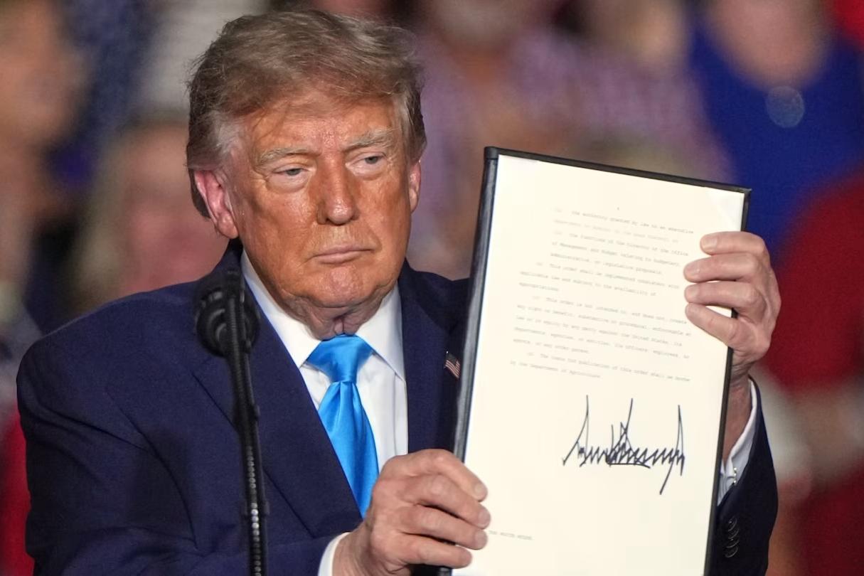 USA president Donald Trump lubab kõrgete hindade leevendamiseks riigi teedel «punast» diislit