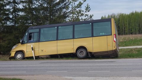 Hansabussi buss sõitis Tartu maanteel kraavi