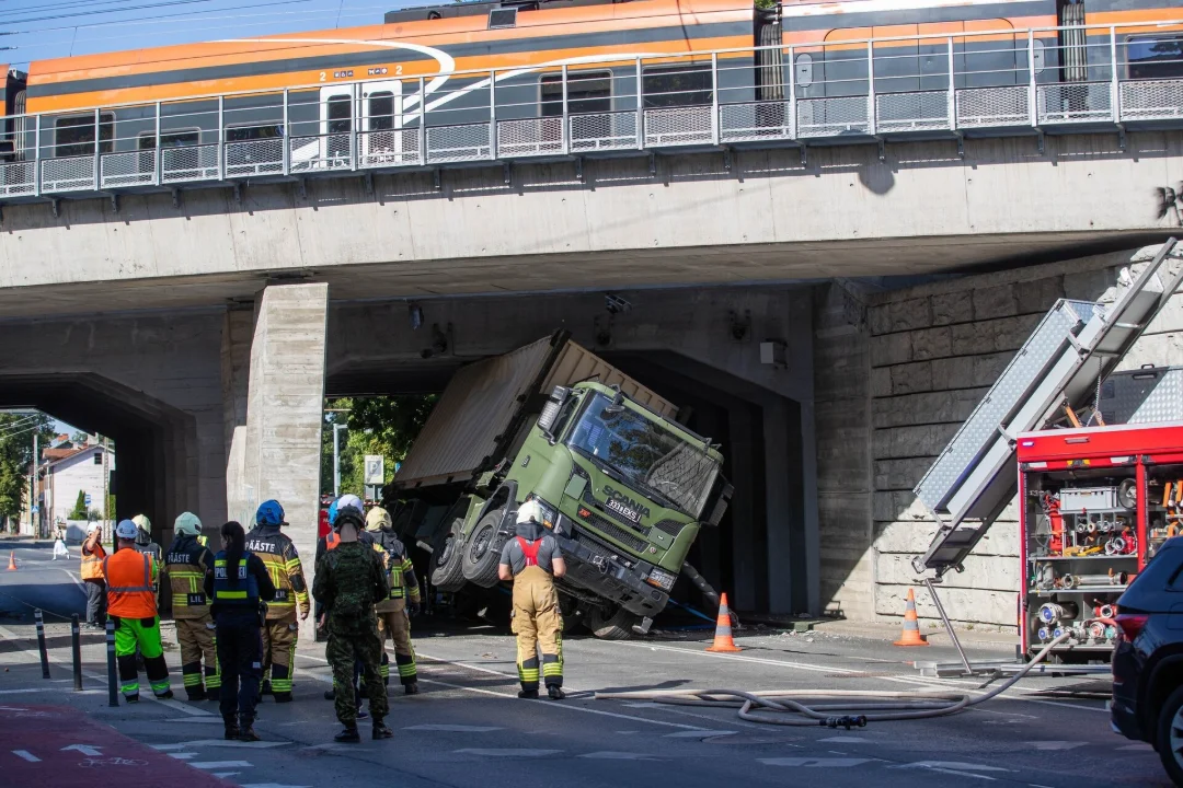 Tallinnas Paldiski maanteel takistas viadukti alla kiilunud kaitseväe veok tunde liiklust