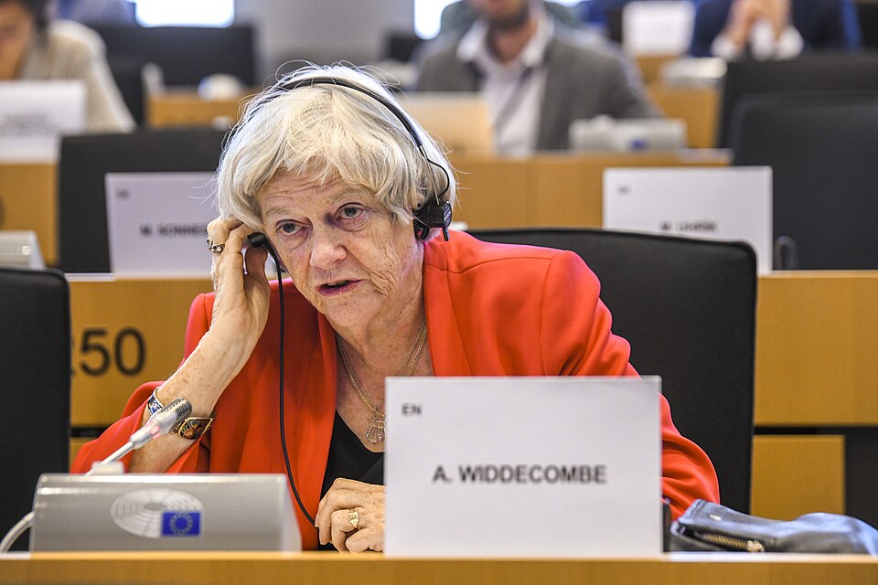 Politsei küsitleb Ann Widdecombe'i mõrvakahtlust juba kolmandat päeva