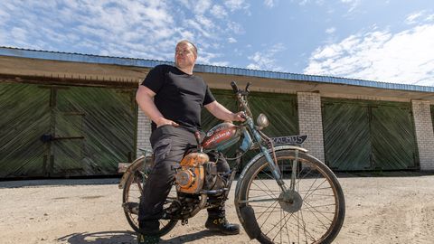 Estonian inventor combines Soviet-era moped and chainsaw into 'Ankle Twister'