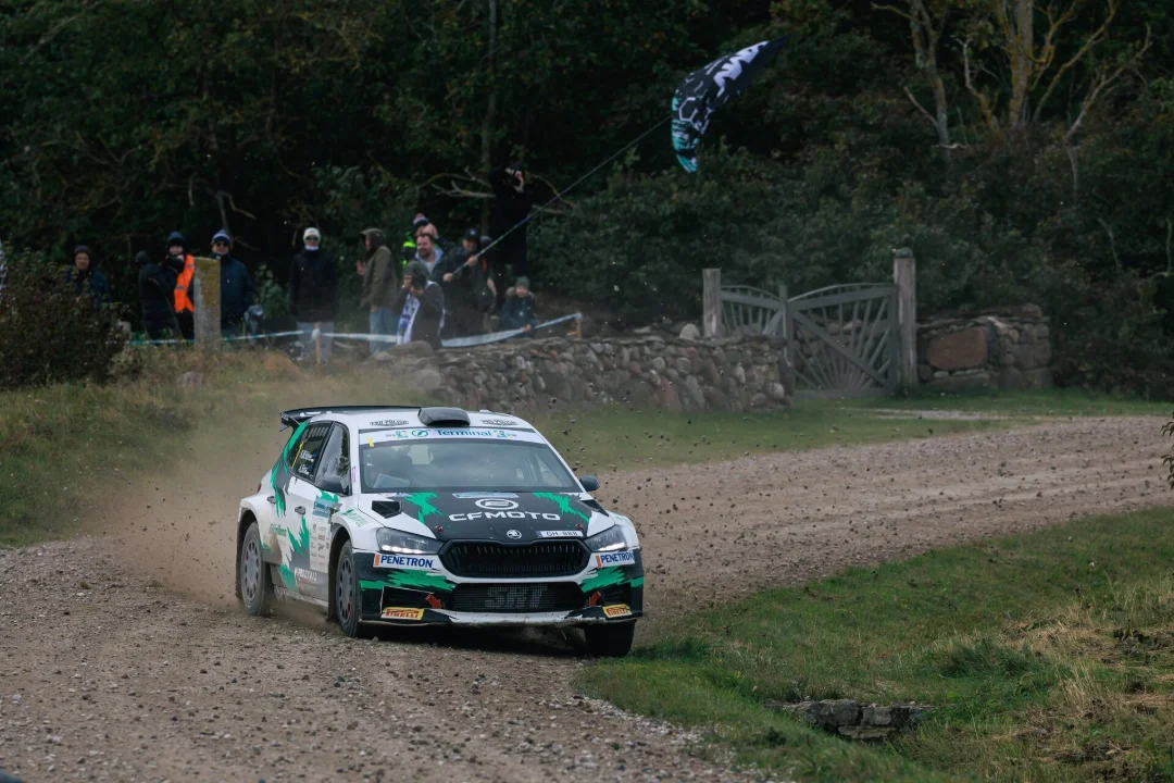 Saaremaa rallil on esikolmik enne otsustavat kiiruskatset tihedalt koos