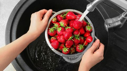 Expert advice: the mistake people make when cleaning strawberries that speeds up spoilage