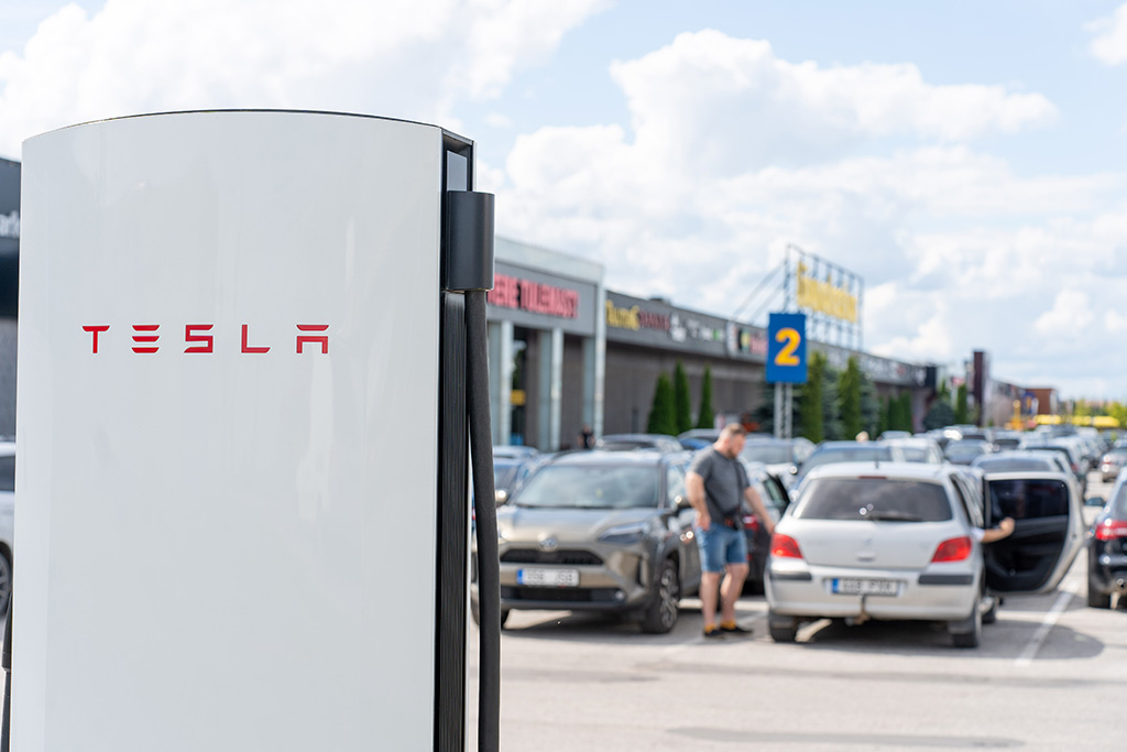 Tartus Lõunakeskuses avati Lõuna-Eesti esimene Tesla Supercharger