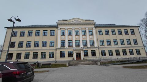 Jõgevamaa gümnaasiumis kaalutakse NSV Liidu sümbolite eemaldamist