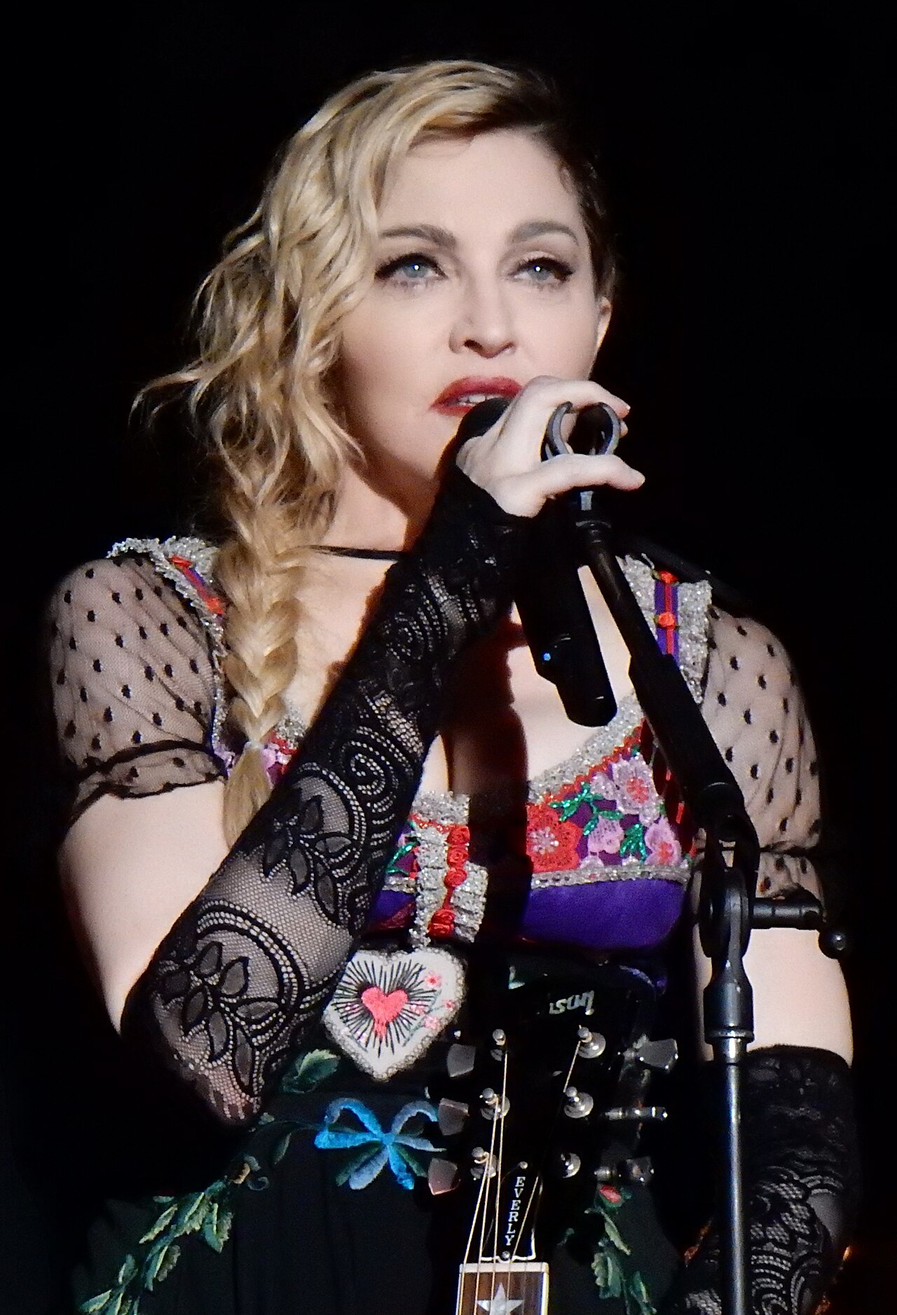 Madonna Manhattanil: «Pange oma neetud telefonid käest ja ühinege omavahel»