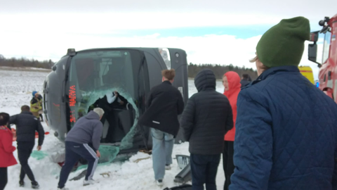Lux Expressi buss sattus Tallinna-Narva maanteel raske avariasse