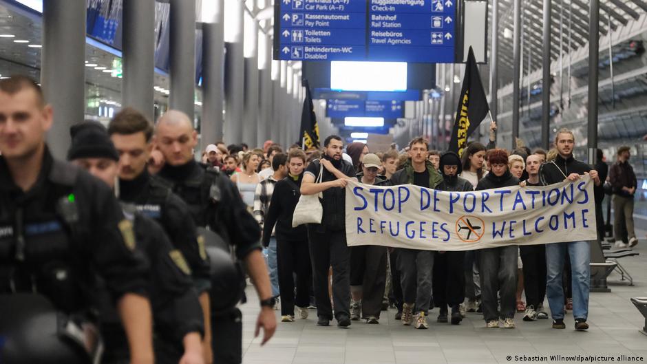 Saksamaa laiendab deporteerimisi Afganistani: Leipzigi lennujaamas toimus meeleavaldus