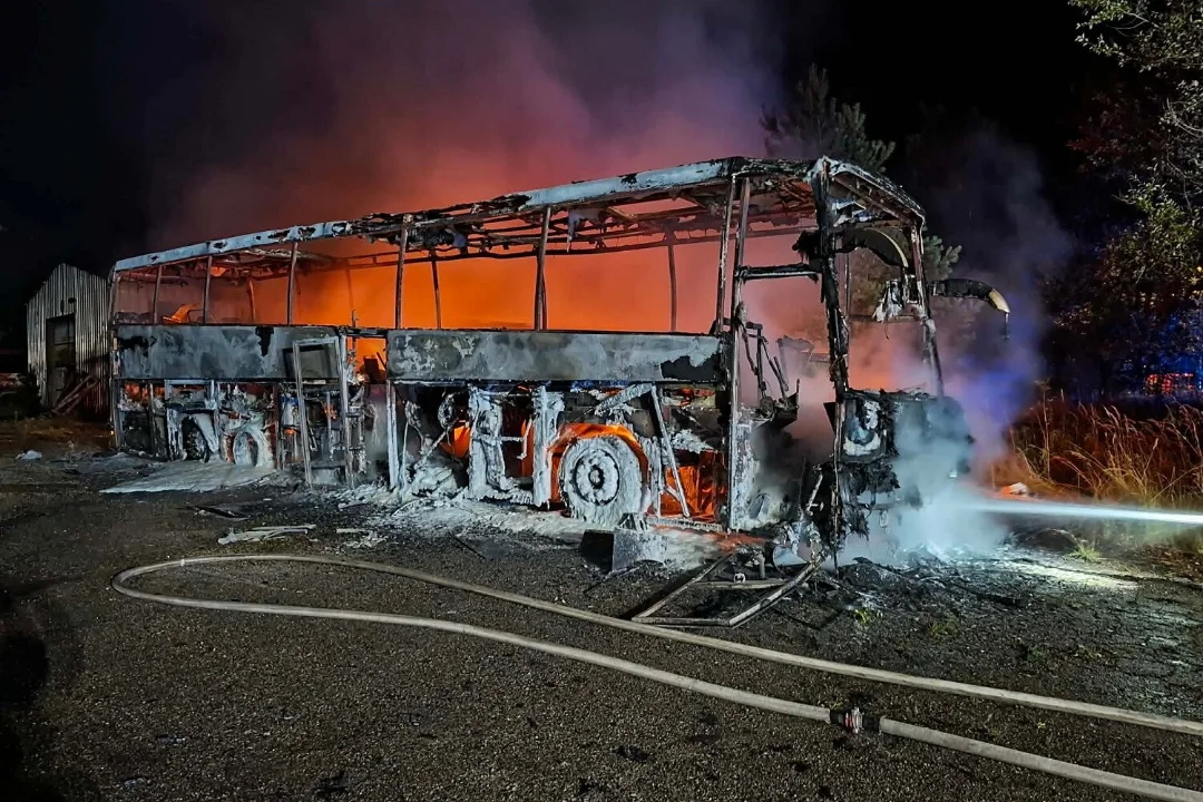 Ida-Virumaa päästetöid raskendas Narvas valvur, Kohtla-Järvel põlesid bussid