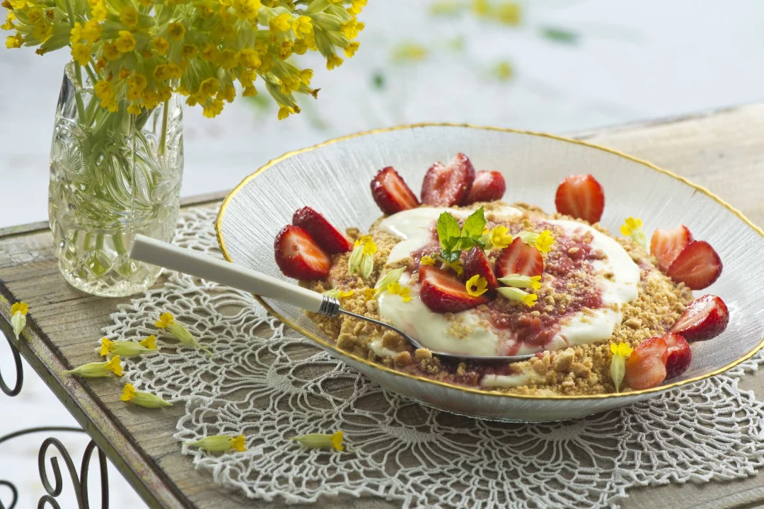 This Week's Cake: Bowl Cake with Rhubarb Jam and Pudding Cream