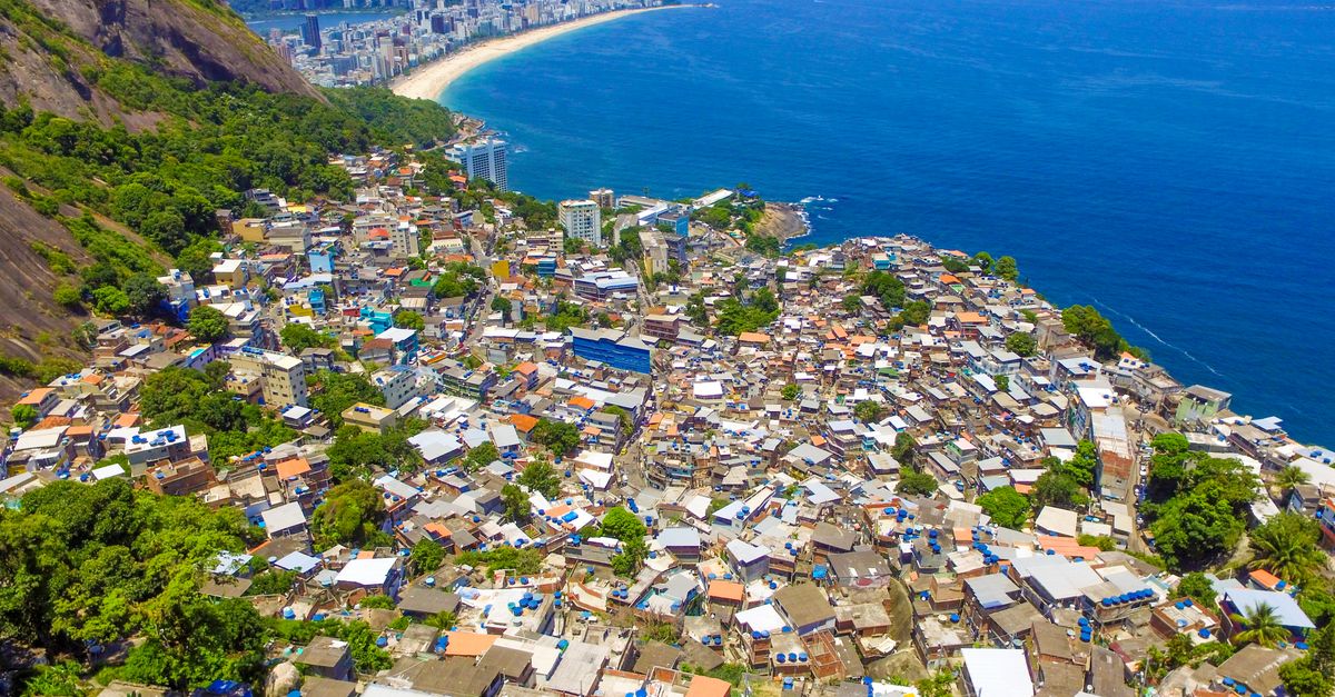 Rio Police Clash With Gang Leaves 200 Tourists Stranded
