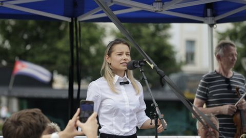 Жители Тарту протестовали против прибывающих из Швеции заключённых на берегу реки Эмайыги