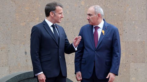 Macron üllatab Jerevanis klassikalise prantsusliku lauluga