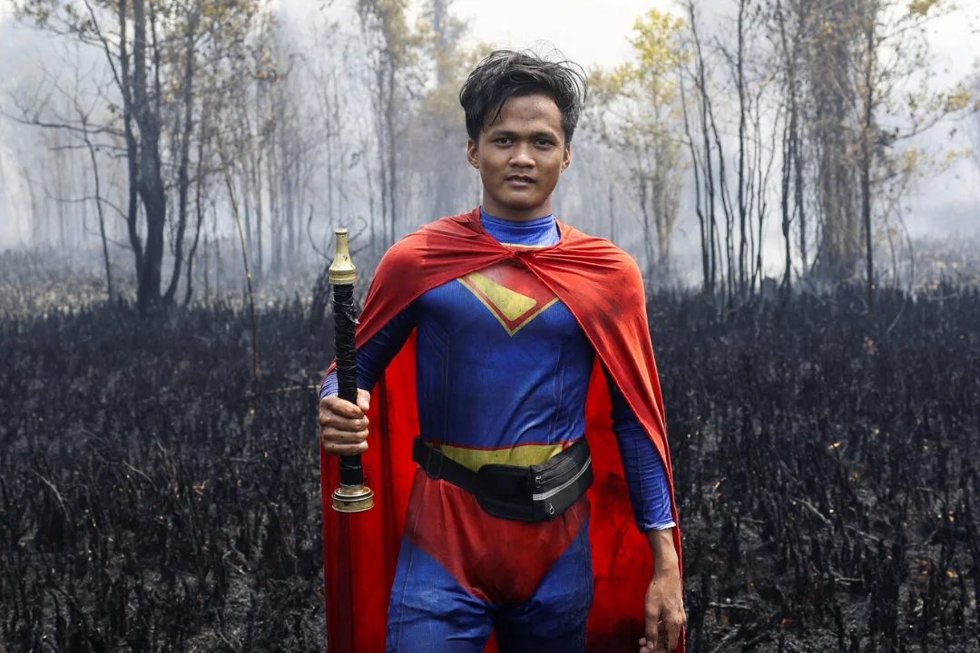 Borneo saarel võitleb nooruk metsapõlengutega Supermani kostüümis