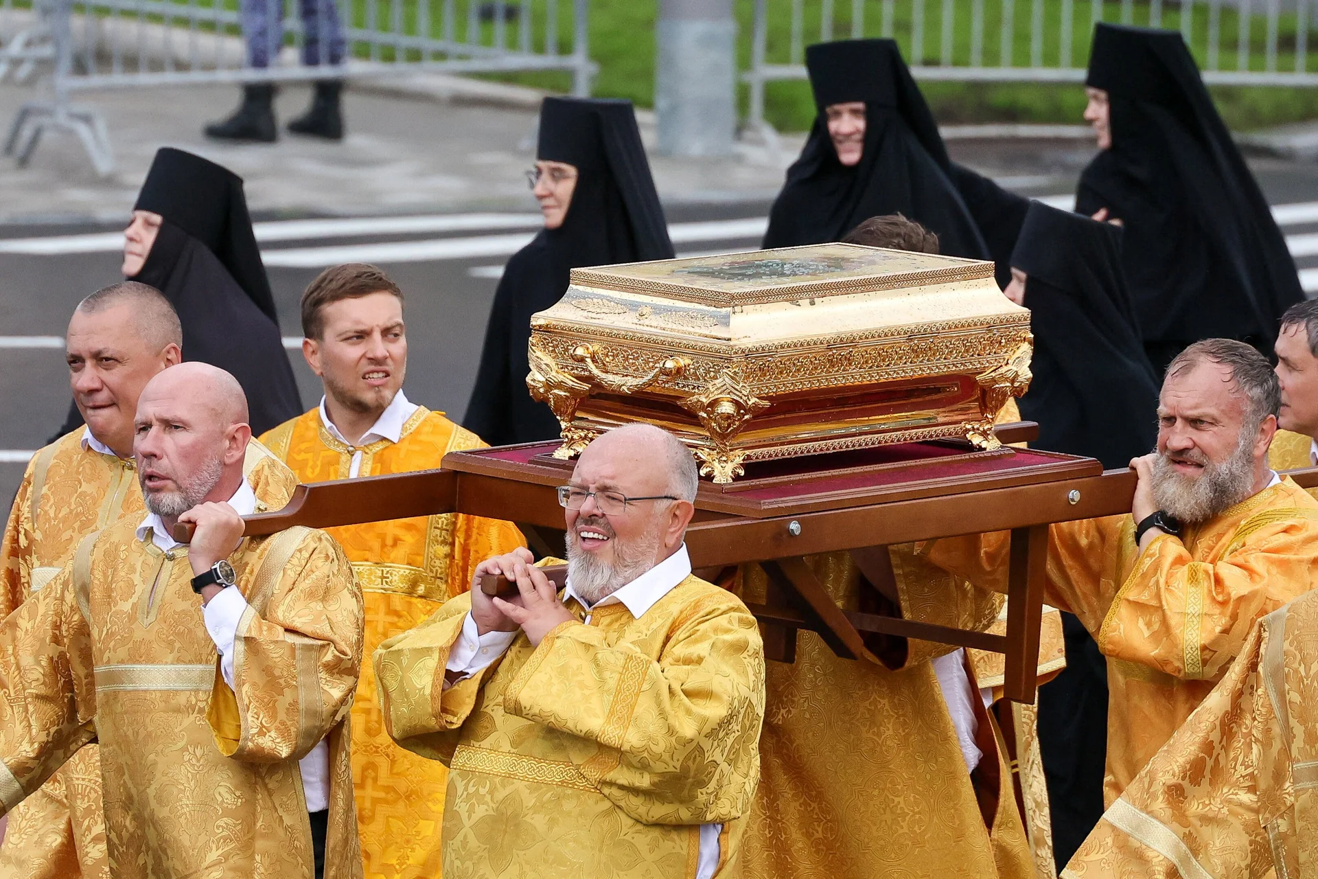 Vene Õigeusu Kirik saatis Ukraina rindele 14. sajandi vürsti säilmed