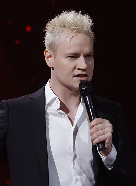 Laulja Šaman külastas enda kunsti näitust Tveris