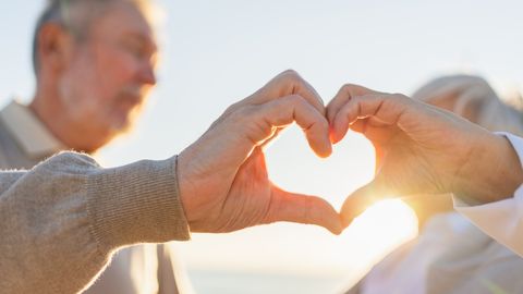 96-летний учёный из Нью-Йорка ищет новую любовь с помощью профессионала