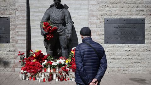 Pronkssõdur on juba kaetud lilledega ja küünladega
