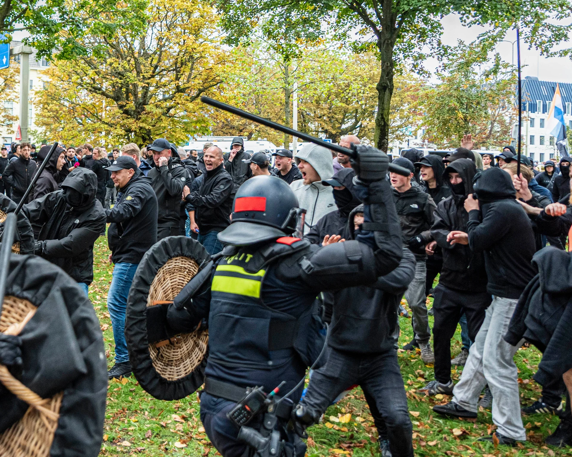 Haagi kesklinnas puhkesid vägivaldsed kokkupõrked paremäärmusliku meeleavalduse ajal