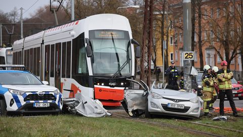 Koplis põrkasid tramm ja auto, kaks inimest haiglasse