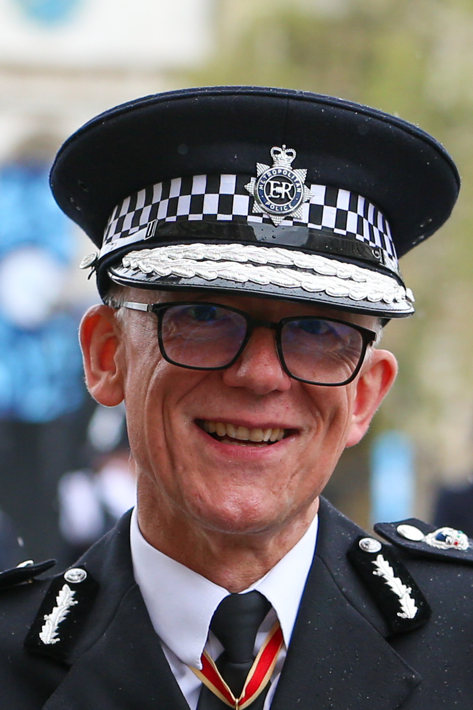 Londoni politseijuht kaitseb oma ohvitsere noa-ründaja peatamise eest