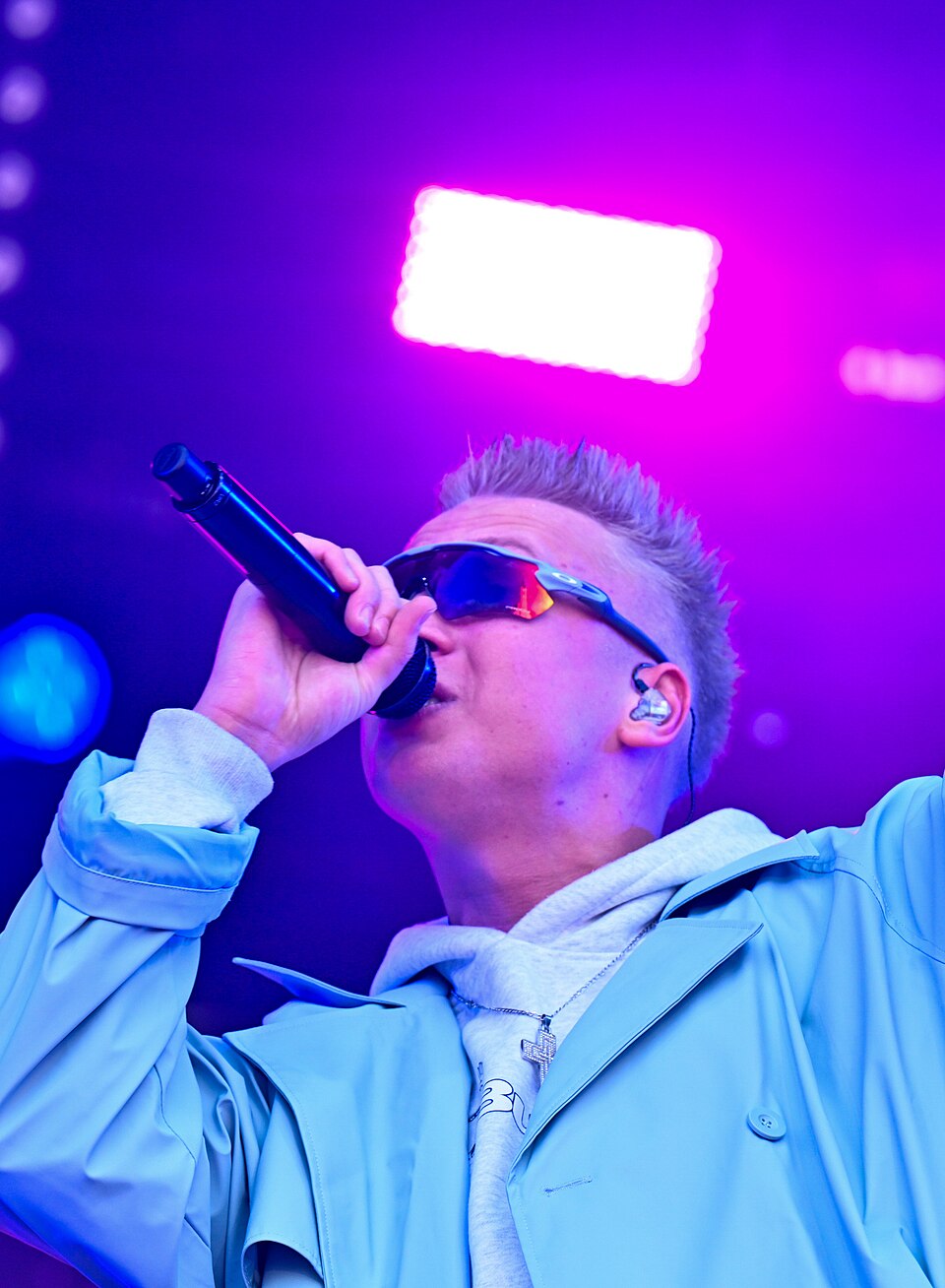 Räppar nublu tõi Luunja roosiaeda täismaja ja vaba õhkkonna