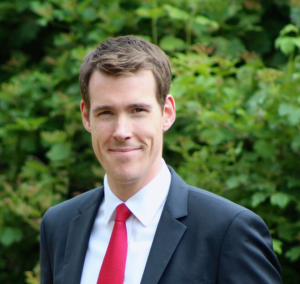 UK Housing Minister Defends Gradual Leasehold Reform Approach