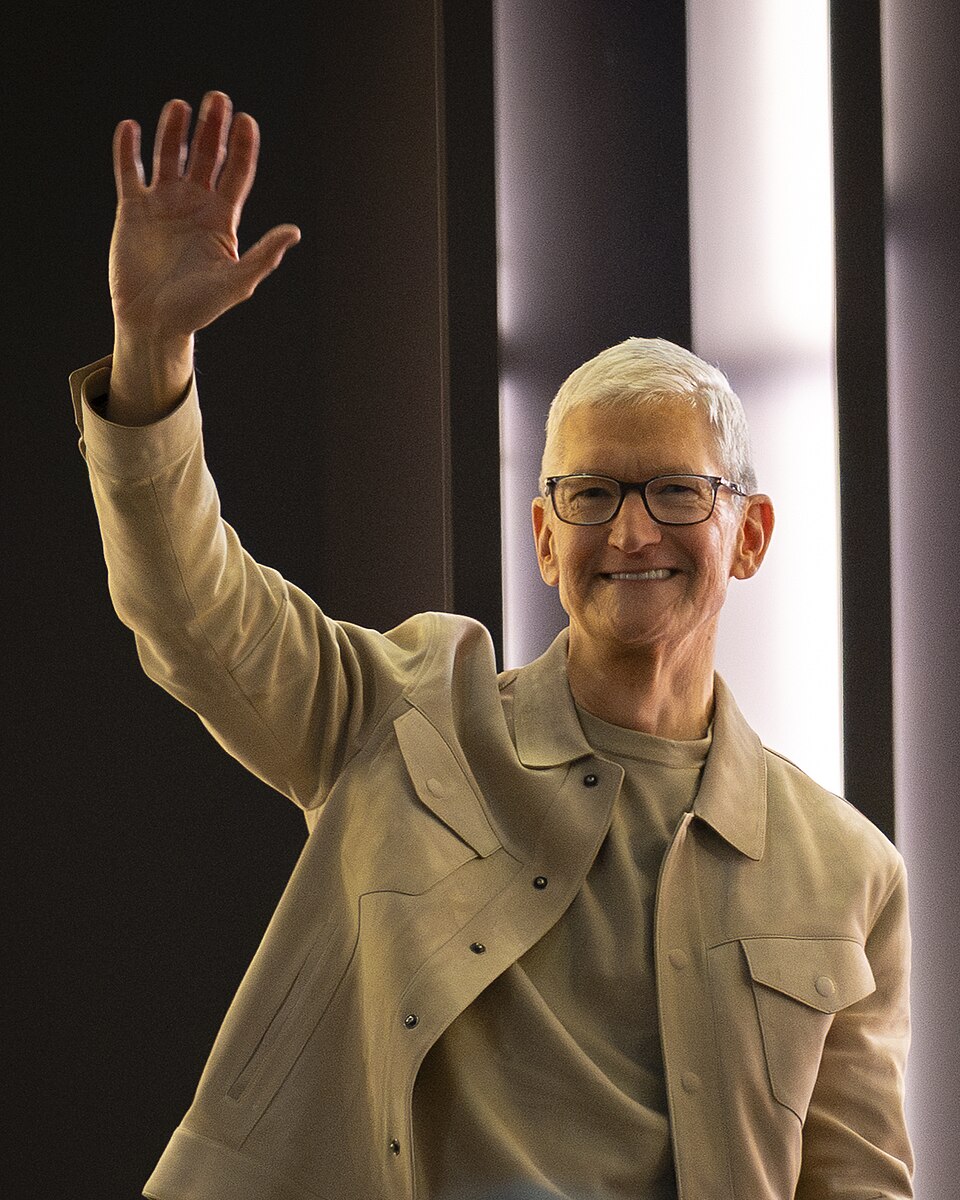 Тим Кук уходит: что дальше с Apple?