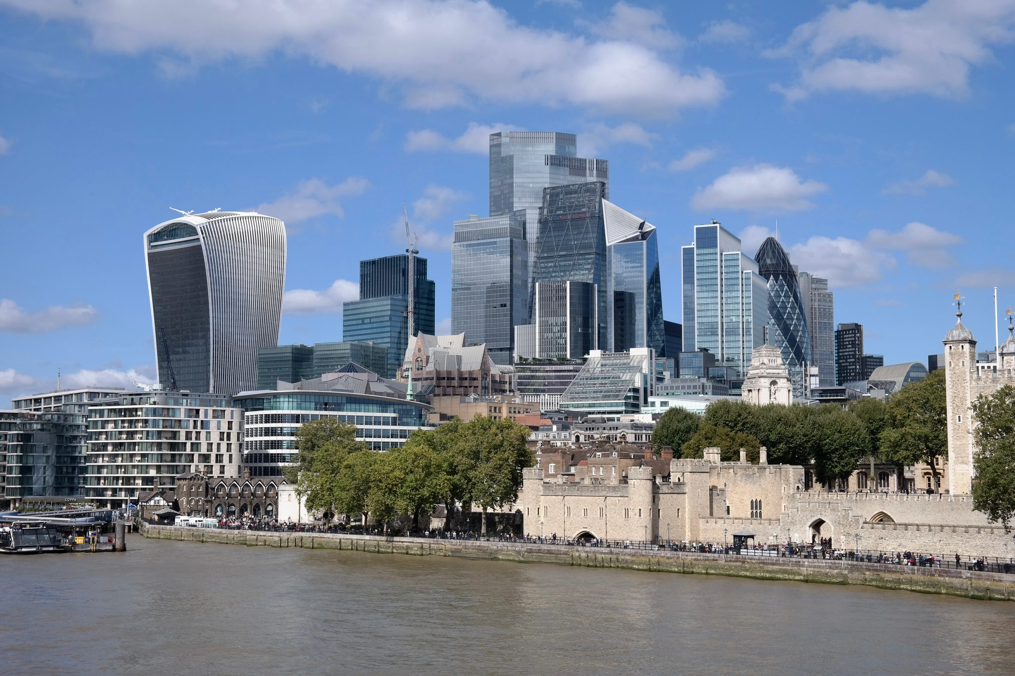 Londoni City lubab ettevõtete nimesildid hoonete ülaossa