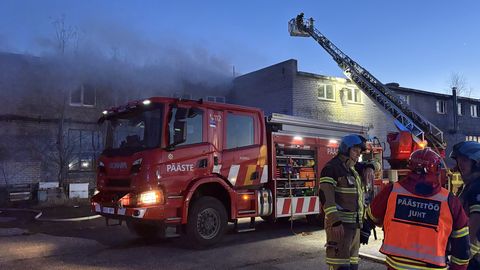 Pärnus süttis kasutuseta mööblivabrik põlema