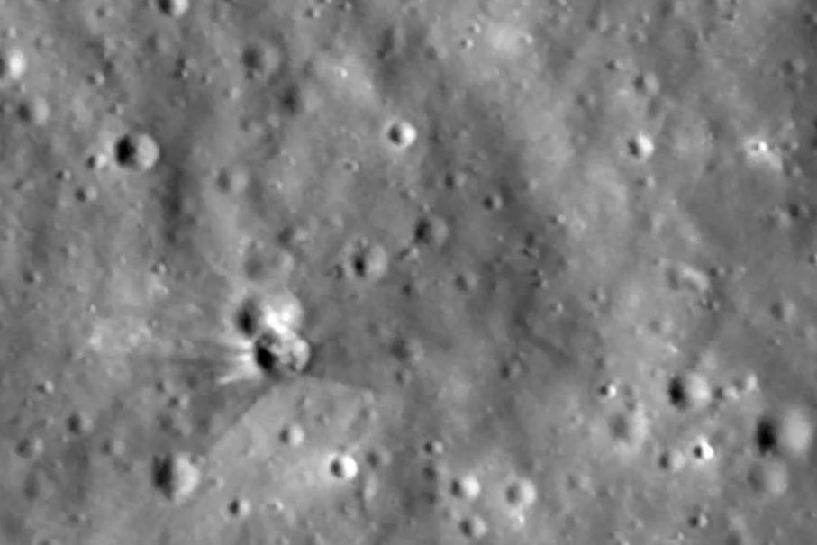 SpaceX-i raketi purunemine Kuu pinnal jättis 18-meetrise kraatri