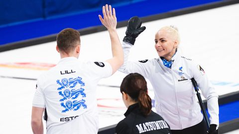 Eesti kurlingupaar võitis Prantsusmaale ja hoiab MMi veerandfinali lootust