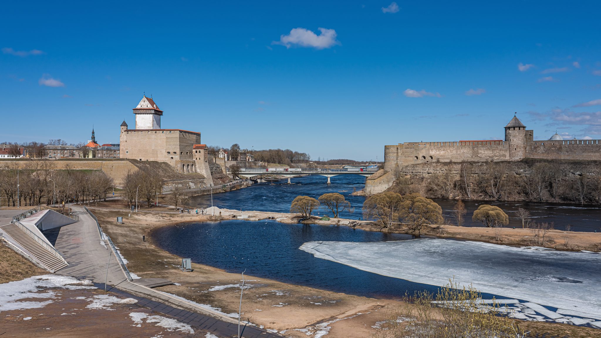 Narva piiripunktis on ootejärjekorrad ootamatult lühenenud