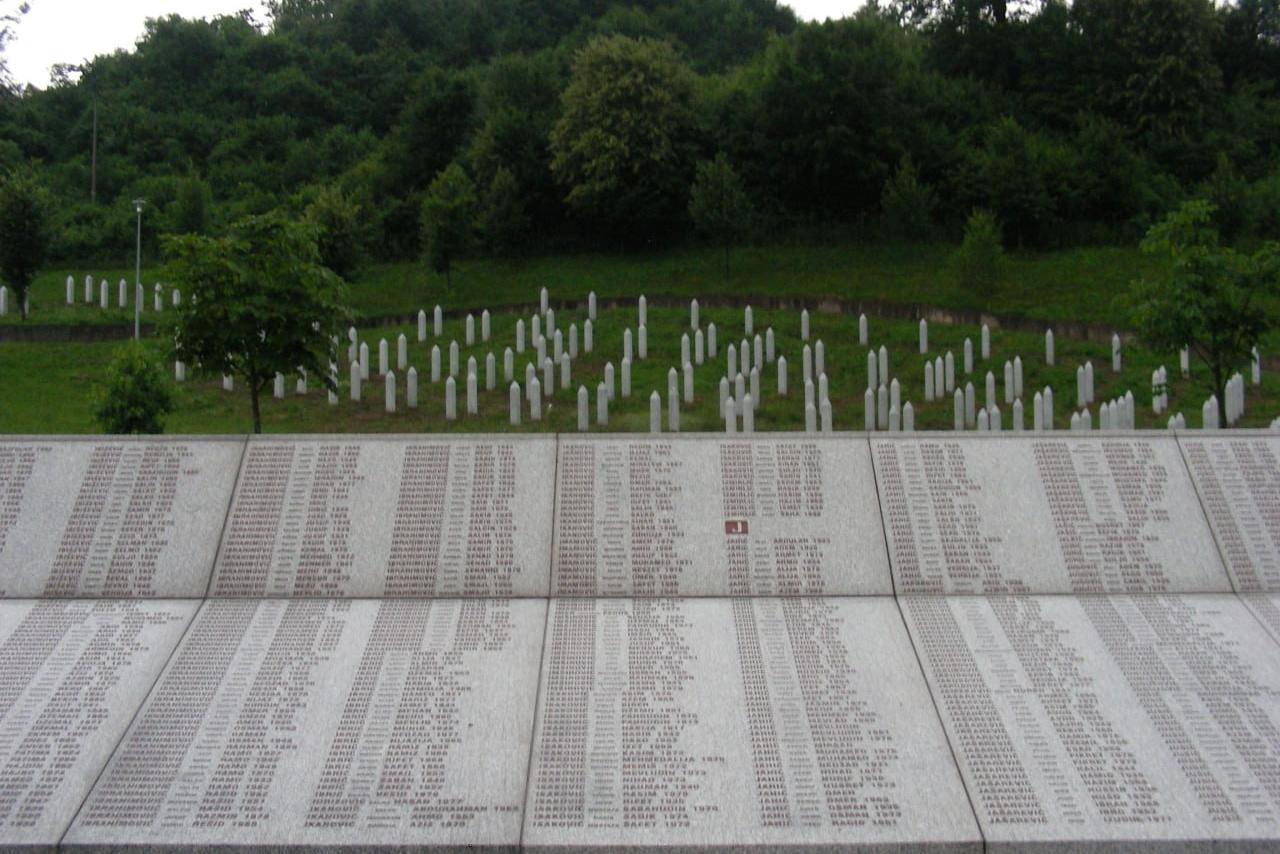 Srebrenica genotsiidi 31. aastapäeval maeti Bosnias 10 ohvrit, Belgradis rünnati aktivisti