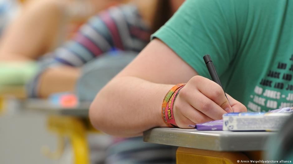 Värske PISA-uuring näitab globaalset õppetaseme langust: Eesti reastub matemaatikas kaheksandaks