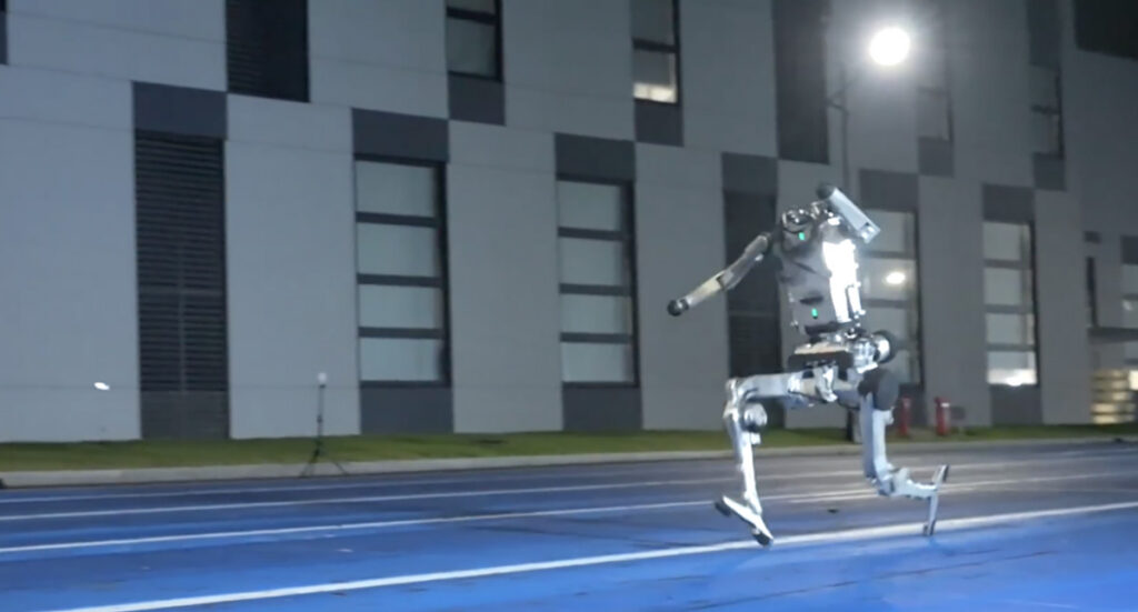 Hiina ettevõte Unitree esitles Hangzhous robotit, mis ületab inimeste kiirusrekordeid
