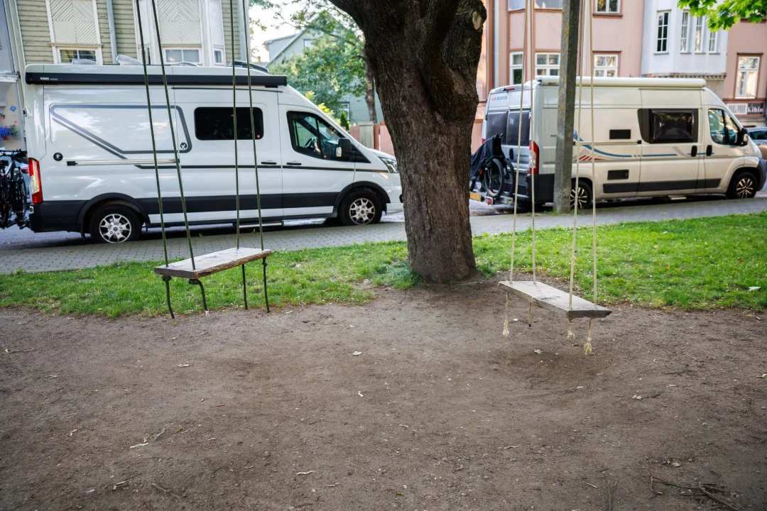 Tasuta parkimisvõimalus muutis Tallinna Salme tänava matkaautode kogunemiskohaks